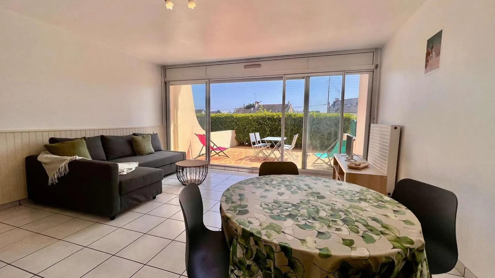 Studio Charmant Avec Terrasse Ensoleillee Et Parking A Quiberon - Fr-1-478-314 0*,  France